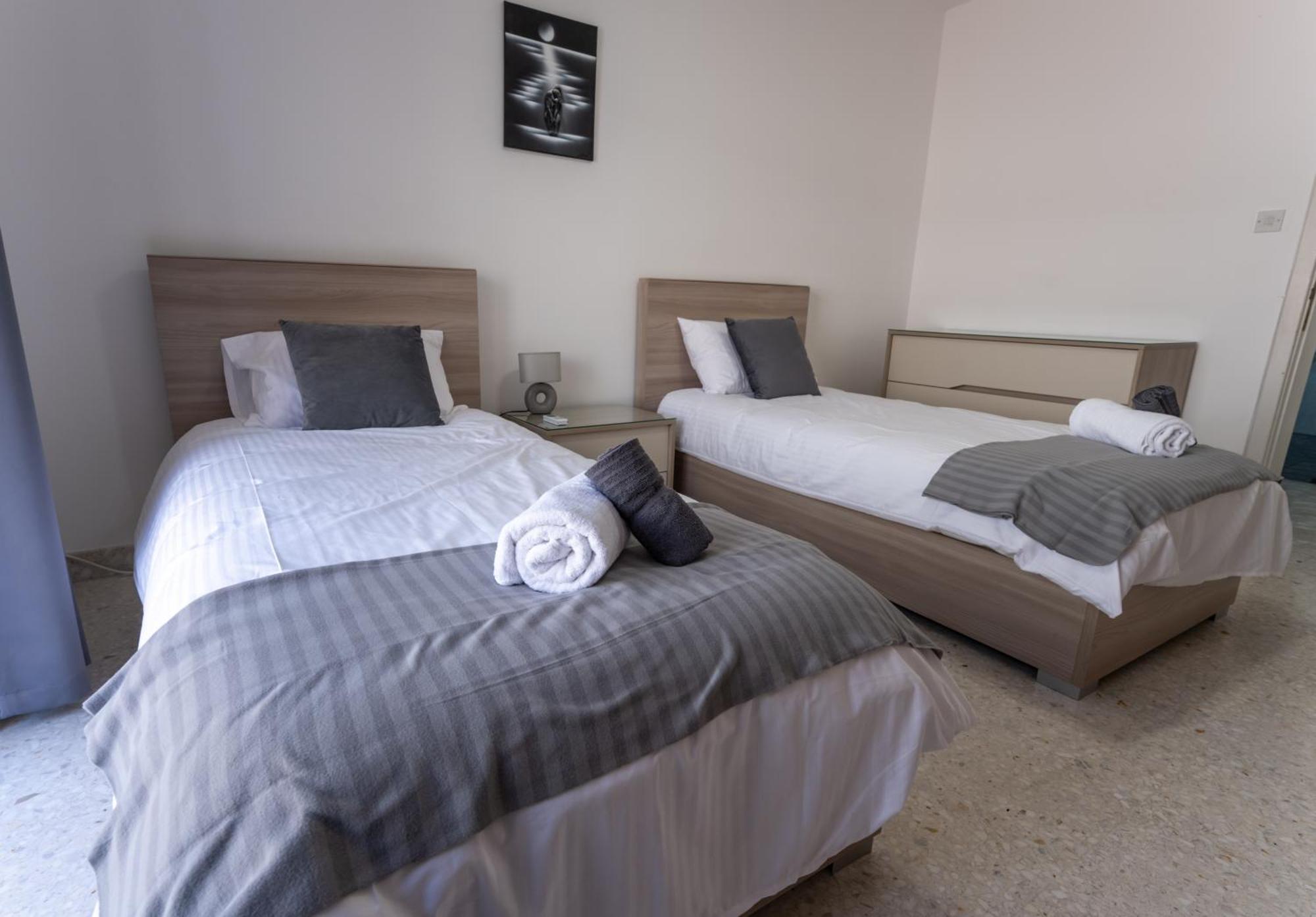Spacious 3 Bedroom Apartment In The Heart Of St Julians Сент Джулианс Экстерьер фото