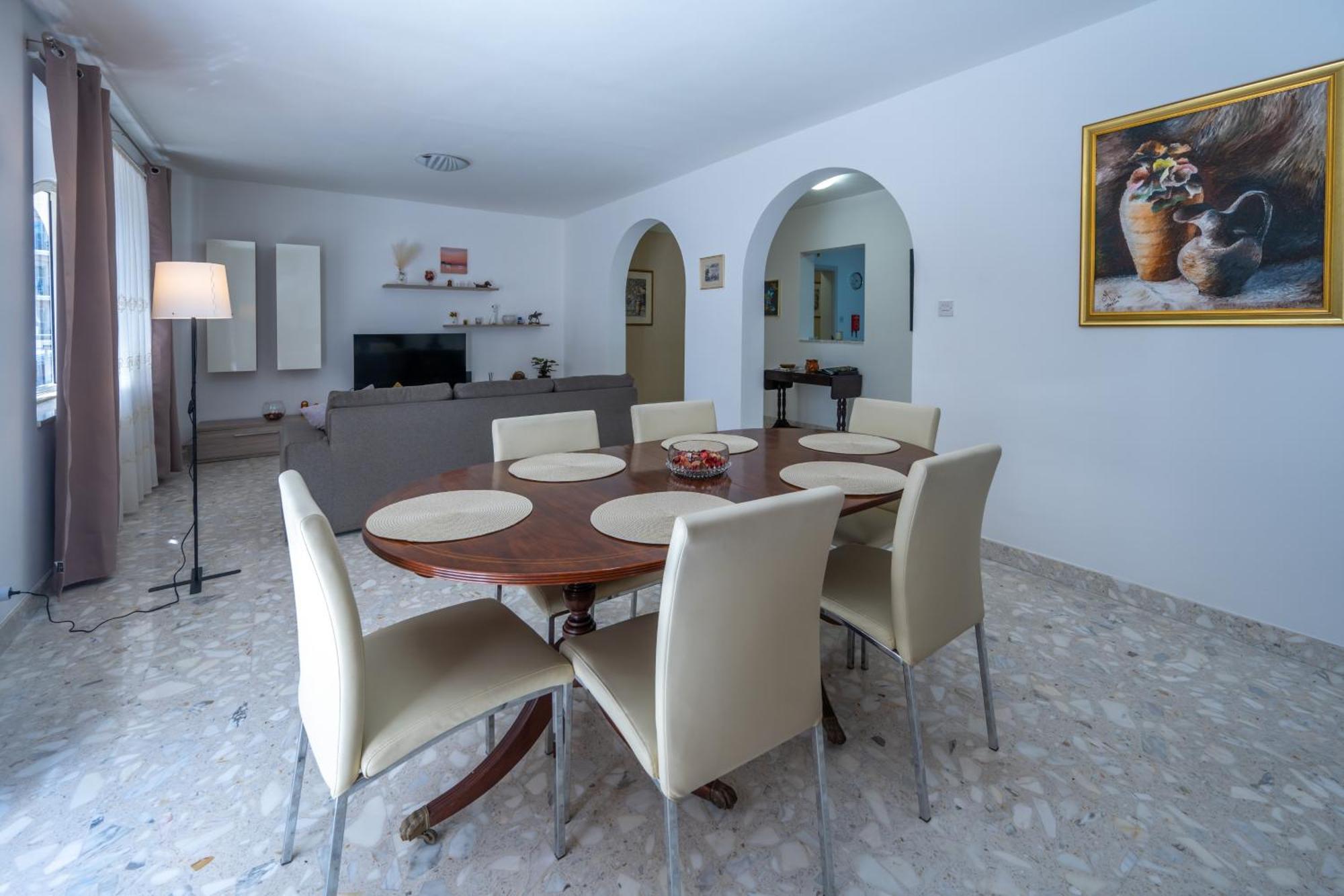 Spacious 3 Bedroom Apartment In The Heart Of St Julians Сент Джулианс Экстерьер фото