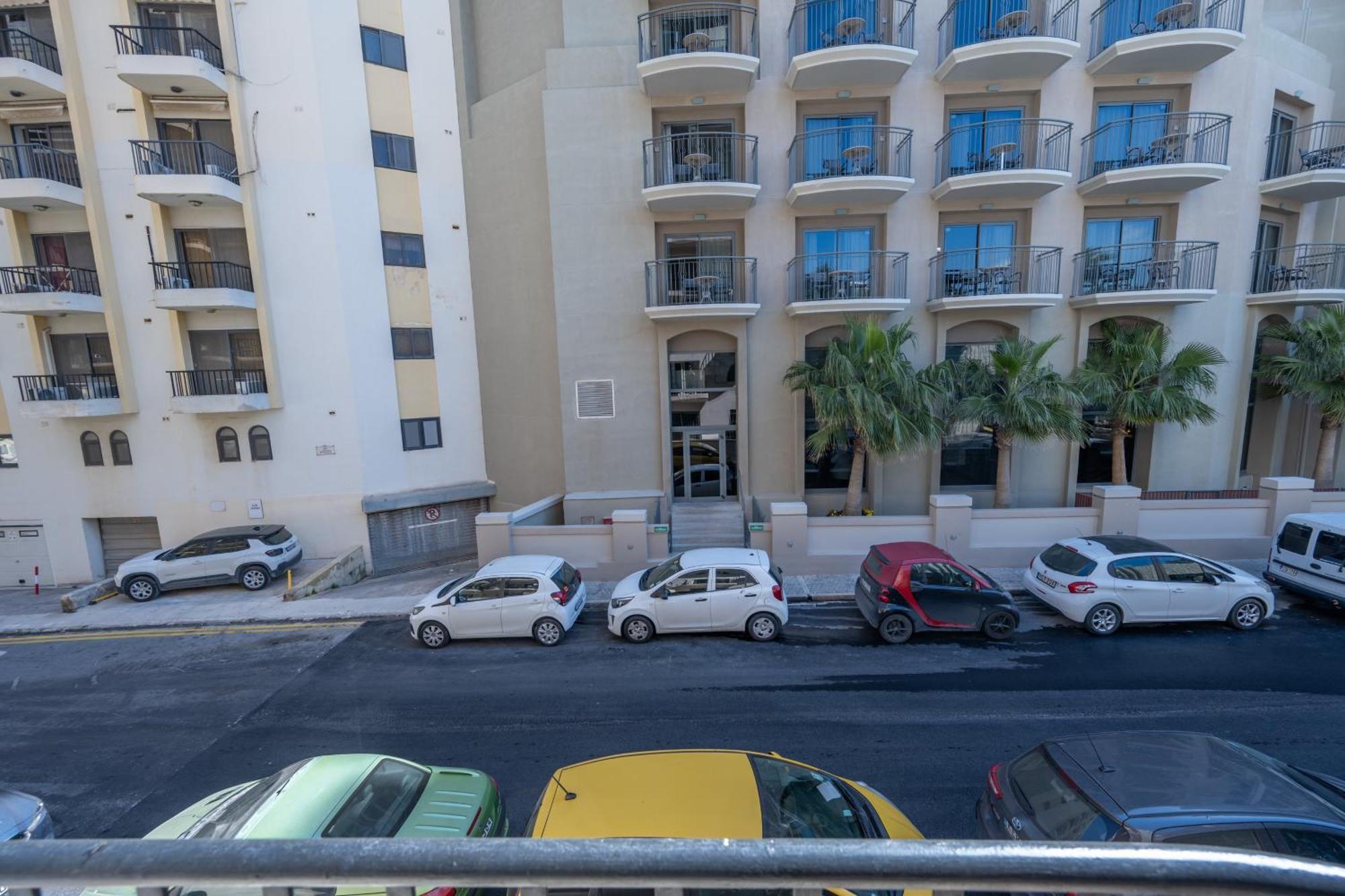 Spacious 3 Bedroom Apartment In The Heart Of St Julians Сент Джулианс Экстерьер фото