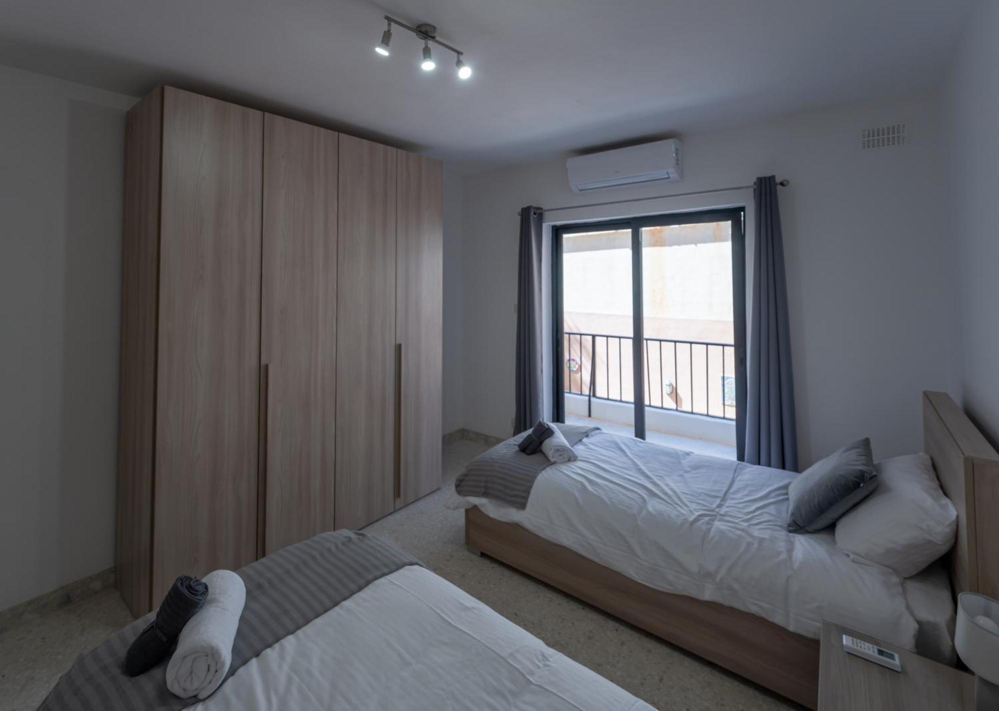 Spacious 3 Bedroom Apartment In The Heart Of St Julians Сент Джулианс Экстерьер фото