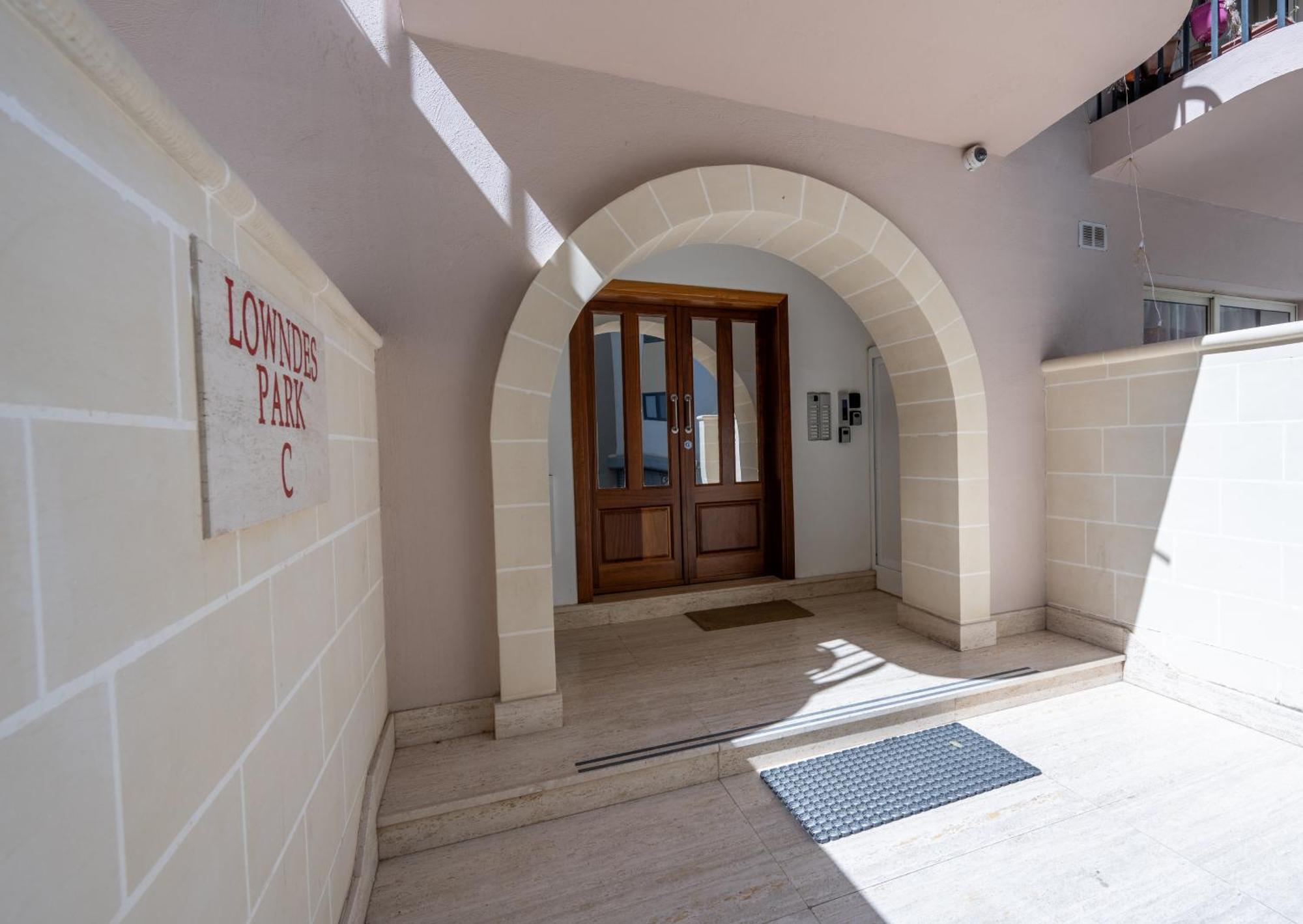 Spacious 3 Bedroom Apartment In The Heart Of St Julians Сент Джулианс Экстерьер фото