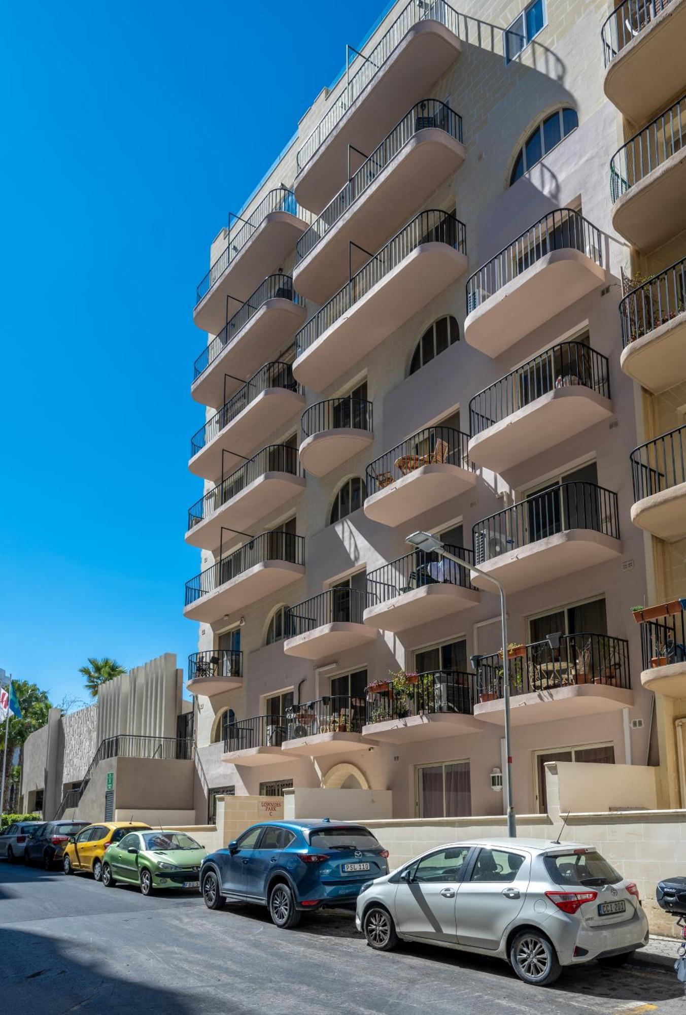 Spacious 3 Bedroom Apartment In The Heart Of St Julians Сент Джулианс Экстерьер фото